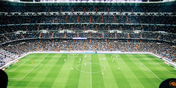 夜晚灯光下的足球场全景，展示比赛环境与氛围